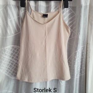 Linne - Enkelt beige färgat linne från gina tricot. Knappt använd. Frakt ingår i priset 💌