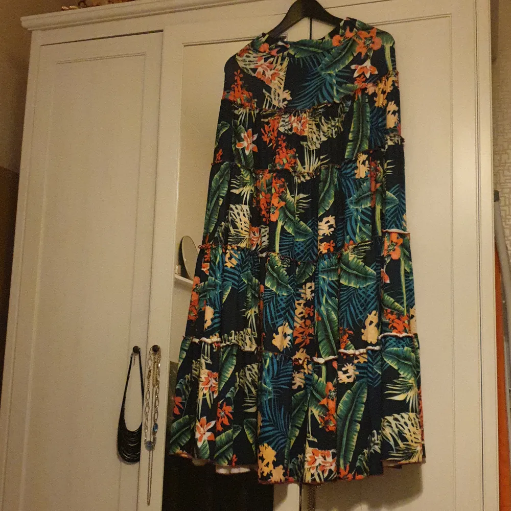 Its a beautiful floral skirt with a half top. It fits great for summer. I have only won it once so it is still in its good condition as new. free size for small and medium.. Kjolar.