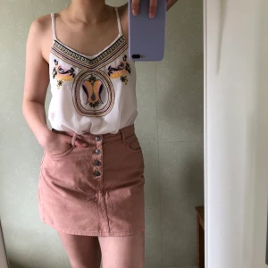 Linne med broderidetaljer  - Et väldigt gulligt linne med fina broderidetaljer. Jättefin att ha utomlands, passar storlekarna S/M/L 🦋Fraktkostnad tillkommer🦋