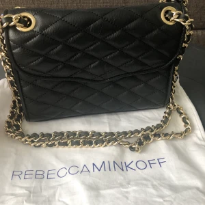 Rebecca minkoff väska - Snygg väska från Rebecca minkoff . Passar till alla tillfällen . Äkta läder . Nyskick . Väskan är äkta