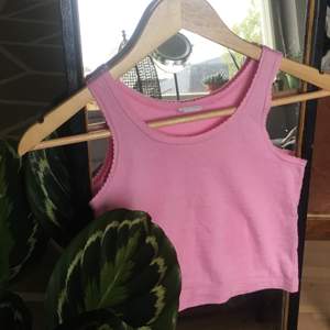 Supergulligt rosa croptop linne 😔💘 Tyvärr liiite för litet för mig så passar bättre om du har lite mindre tiddies😌💖🌸 Kontakta mig för info om frakt!