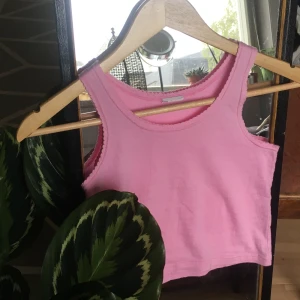 Linne - Supergulligt rosa croptop linne 😔💘 Tyvärr liiite för litet för mig så passar bättre om du har lite mindre tiddies😌💖🌸 Kontakta mig för info om frakt!