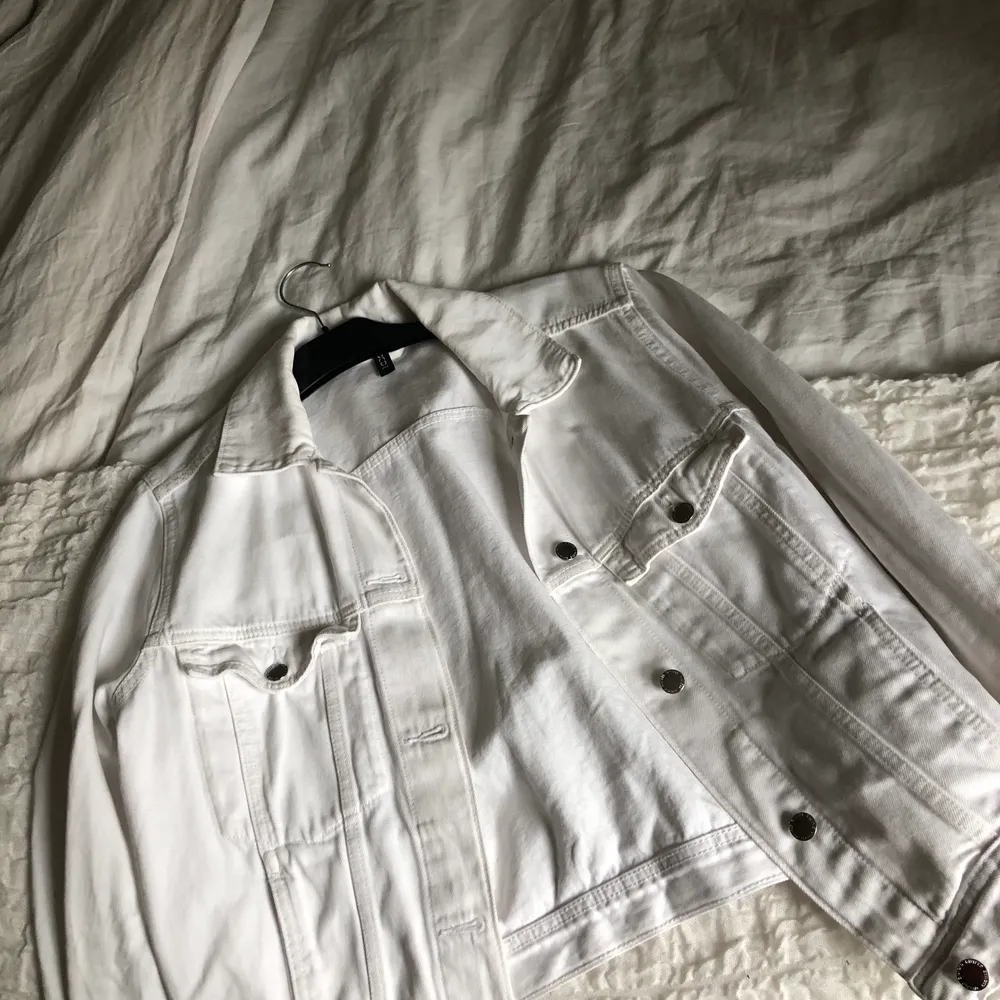 En vit jeansjacka från HM som är sparsamt använd. Den är i storlek medium och om man är small så blir den mer oversized ;) priset är inklusive frakt!. Jackor.