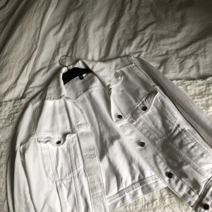 Vit Jeansjacka  - En vit jeansjacka från HM som är sparsamt använd. Den är i storlek medium och om man är small så blir den mer oversized ;) priset är inklusive frakt!