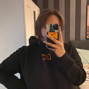 Hoodie - Säljer den här hoodien eftersom den inte kommer till användning, köpt för 850kr.  