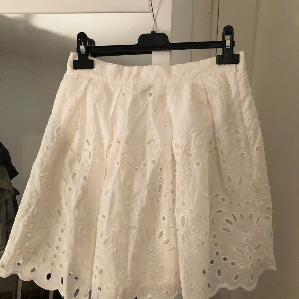 Så snygg kjol från H&M köpt i höstas men är tyvärr för liten för mig. Har inte hunnit använda den så den är i nyskick. Storlek 36 men skulle nog säga att den passar 38 också. Möts endast upp.. Kjolar.