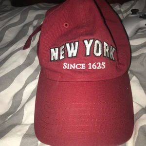 Keps - Röd keps med tryck inte mer än det! Ser fin ut fint skick 