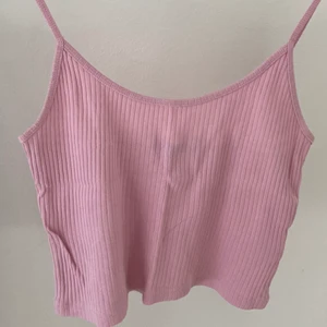 Ribbad crop top - Rosa ribbad crop top från bikbok, smala axelband, inte använt så mkt, frakt tillkommer 