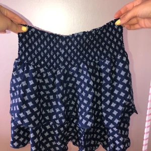 Kjol - Fin marinblå kjol med mönster, helt ny med lapp fortfarande på! från hm, Storlek 36 (skulle säga XS) nypris 149kr.