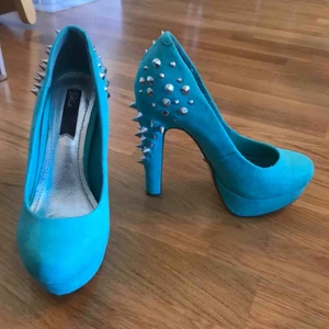  - Ett par väldigt sparsamt använda pumps i mocka. Ingen synlig slitage. Perfekt turkosa till våren/sommaren. Köparen står för frakt ☺️