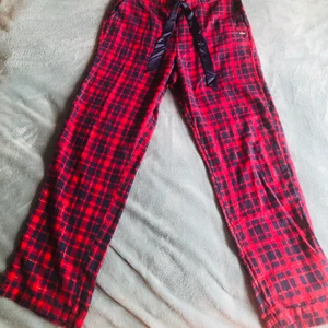 Pyjamas byxor - Gosiga pyjamas byxor perfekta till julen. Storlek M men lite stora i passformen men de har snöre som man kan knyta