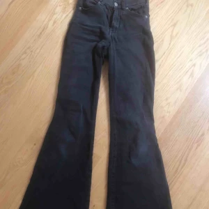  - Bootcut jeans från Dr denim. Säljer pga inte min stil och det är i bra skick. Jag använder S och jeansen passar ändå.