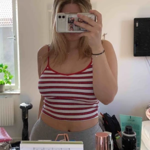  - Randigt sommar linne från new yorker, väldigt stretchigt material så skulle säga att den passar XS-L, använd eller fåtal gånger. Frakt 11kr🥰💓