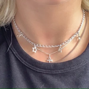 Silvrigt halsband - Silvrigt halsband köpt här på plick! Frakt tillkommer, elr så kan man möta upp mig vid Östermalmstorg!