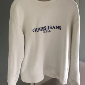 Guess X Asap Rocky - Herr Guess X Asap Rocky sweatshirt i oversize fit. Plagget lanserades i limiterad upplaga och är svårt att få tag i. Storlek small. Väldigt bra i skicket då den knappt har använts.