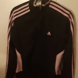 Adidas-tröja - Skriv för mer info/fler bilder! Finns i gbg men kan även skickas. Katt finns i hemmet!