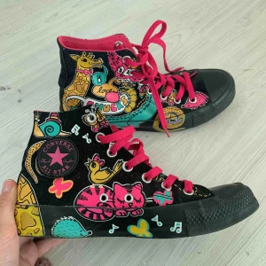 Converse - Skit coola Converse, tyvärr för små för mig. I priest ingår frakt