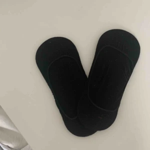  - 4 par låga strumpor från H&M. Två av paren är helt orörda. Perfekta till låga skor om man inte vill att strumporna syns!