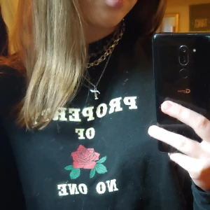 Svart tröja med tryck storlek S - Supercool svart långärmad tröja i storlek S. Är lite oversized så skulle säkert passa M också. Jätteskönt material och i fint skick. Tar endast swish✨