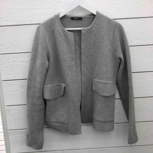  - Jättefin kofta från Ginatricot som man kan använda som jacka/kavaj 💗💗 är i storlek S och är endast använd ett fåtal gånger(typ 4) , nypris var 400 men jag säljer för 180! Skicket är precis som nytt 🥰