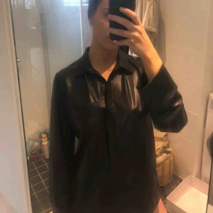 Snygg skjorta från NA-KD - Säljer denna snygga skjorta som är ifrån NA-KD, slutsålt på hemsidan! Har endast provat den en gång, så den är helt ny. Köptes för 399, säljer nu för 200 plus spårbar frakt på 66 kronor 💙