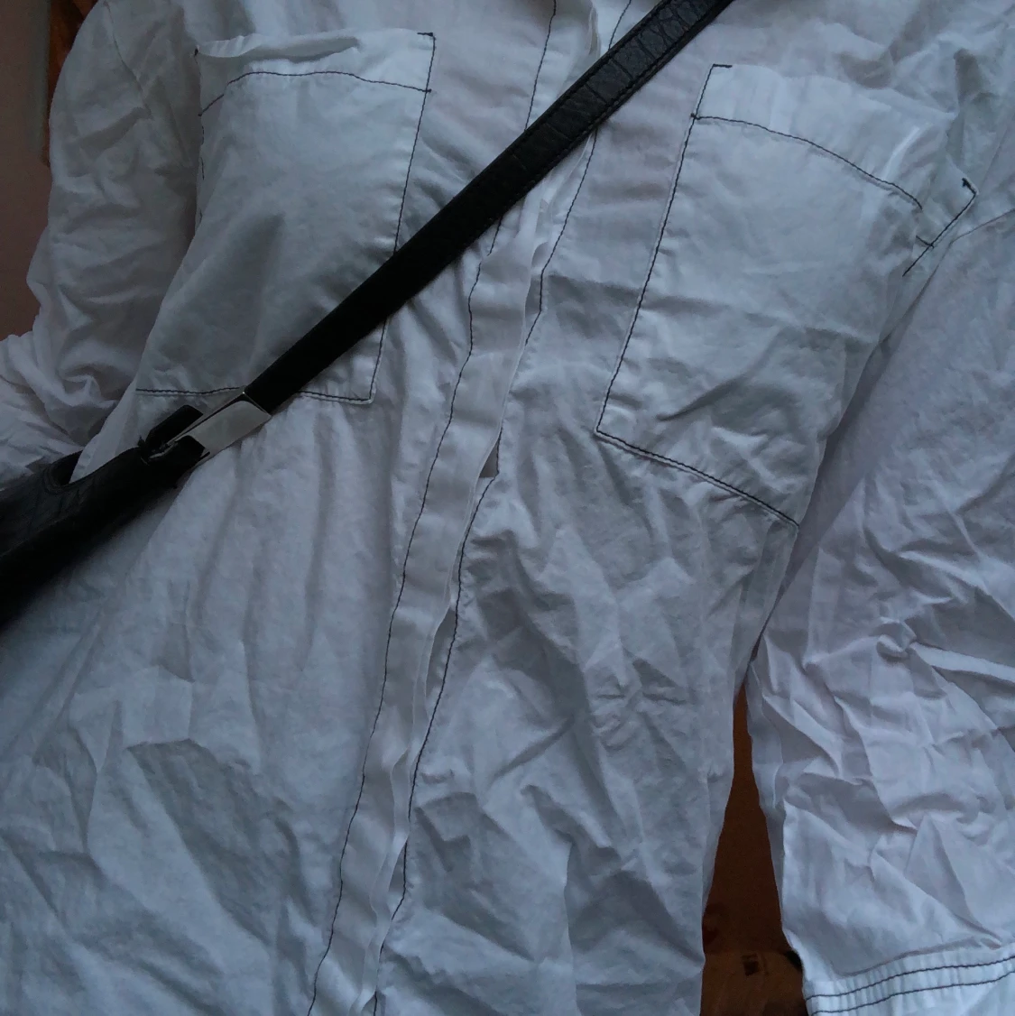 Vit skjorta med kontrastsömmar