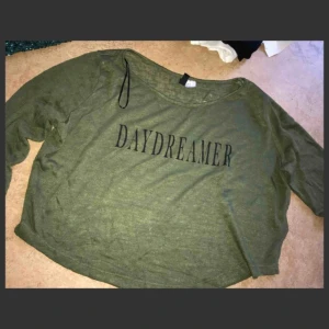  - Tröja från hm med tryck, färgen är militärgrön 