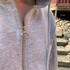  - Superskönt material på insidan! Älskar den men har för många hoodies, kan mötas i Gbg annars tillkommer frakt 🚚☀️