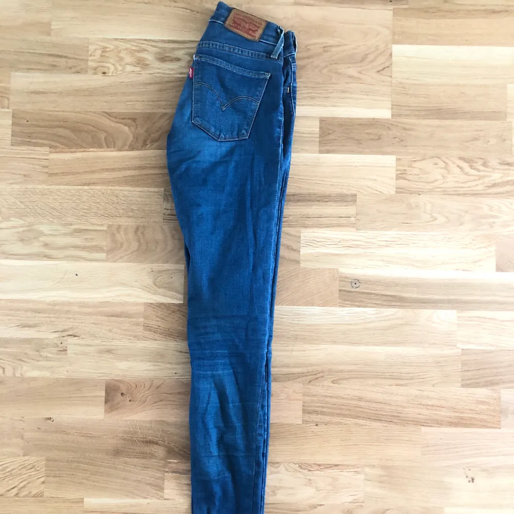 Blåa Levi’s jeans, frakt 79kr:) Endast swish. Jeans & Byxor.