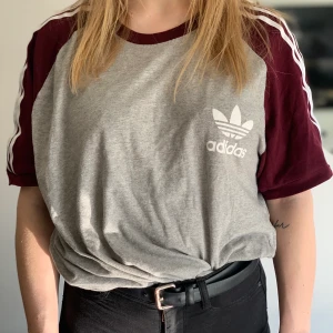 Adidas t-shirt - Kolla gärna mina andra sjuka annonser med snyggaste kläderna ✌🏼