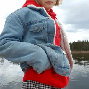 Vadderad jeansjacka - Vår/höstjacka från Bikbok, använd sparsamt. Köpte den som oversized men nu passar den vanligt vilket är snyggt men inte min stil. Jag har XS/S och kan lätt ha tjocka tröjor under som på bilden, passar bra som sommarjacka annars. Skriv för fler bilder