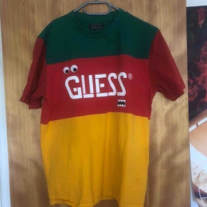  - Guess X J Balvin T-shirt. Normal i storlek.