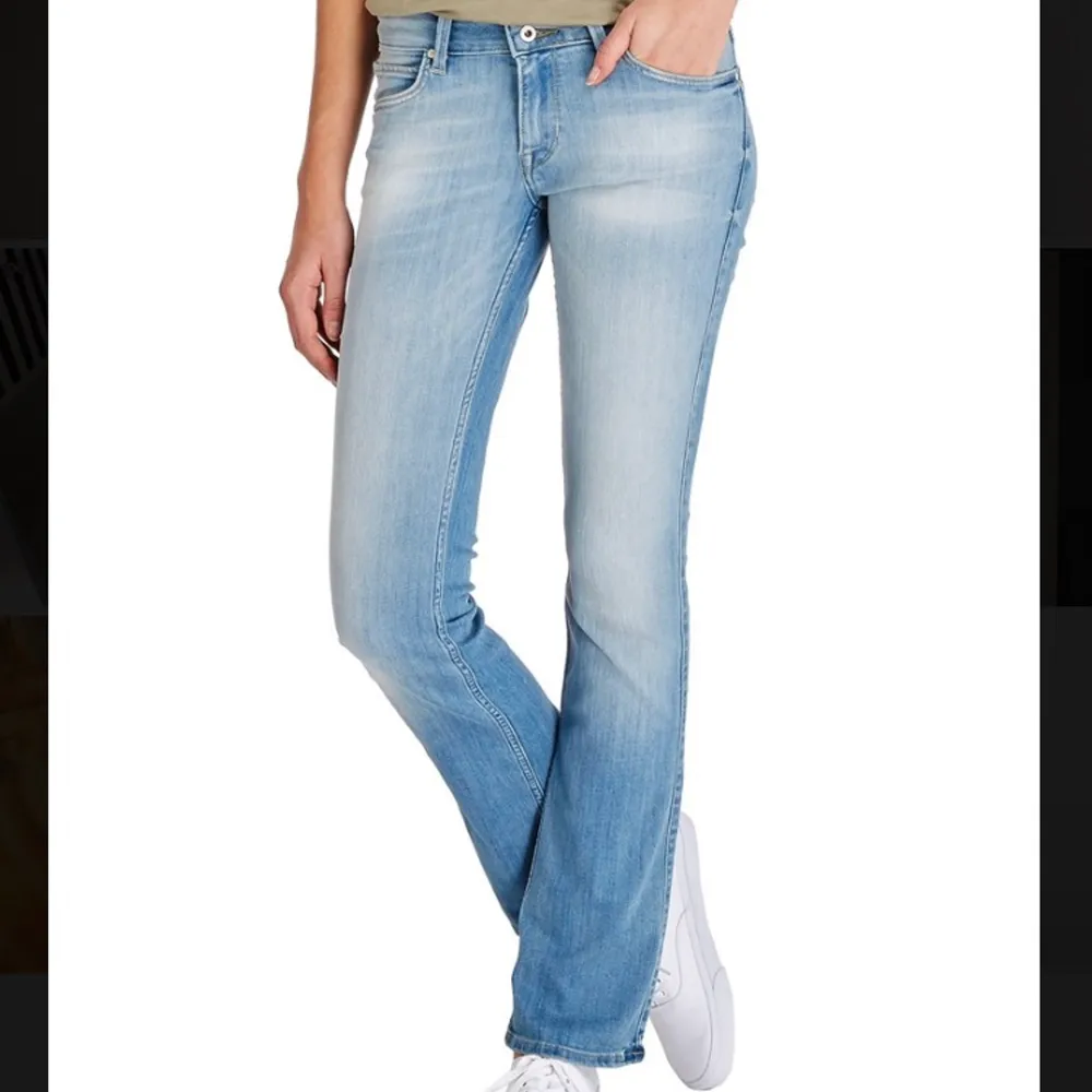 Säljer ett par ljusblåa lee jeans i modellen joliet! Super snygga och sköna! Perfekt till en snygg topp! Storlek 27/31. Nypris 999 :- Köparen står för frakten . Jeans & Byxor.