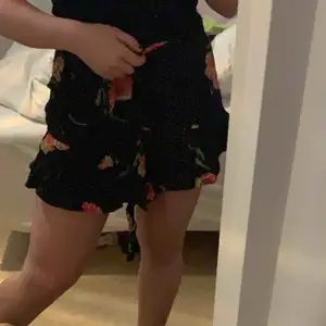 Så fin och skön kjol från topshop, den är sparsamt använd och i super bra skick. Skriv för fler bilder🥰🥰