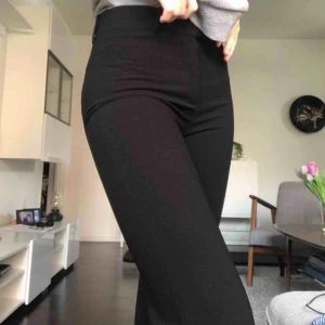  - Säljer mina snygga svarta kostymbyxor ifrån Zara!!😍🧚🏼‍♀️💕Storlek 34, blivit för tajta för mig där bak så drf säljer jag dem. Köparen står för frakt 🥰