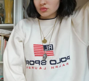 Ralph Lauren tjocktröja - Sjukt snygg crew neck tröja från Ralph Lauren i storlek S men lite  oversize