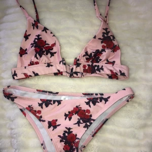 Bikini  - En jätte fin rosa bikini med silverdetaljer. Den är från nakd och endast testad över andra kläder. 