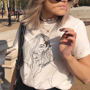 t-shirt med coolt tryck på - T-shirt från Vero Moda med ett jättefint tryck på! Sitter lite oversized på mig som i vanliga fall har xs. I bra skick men kommer tyvärr inte till användning längre🤍