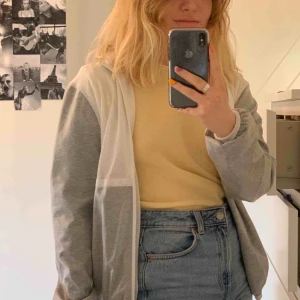  - Tunn jacka från forever 21. Endast använd ett par gånger. Frakt tillkommer. 