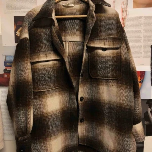  - Stickad rutig jacka från hm, nästan aldrig använd. Nypris 400