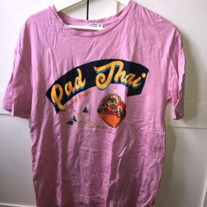 T-SHIRT FRÅN PULL&BEAR - Ascool tröja från pull&bear i storlek M. Med tryck på ryggen. Lite större i storleken så blir oversized på S&M och lite mer slim på L men fortfarande pösig. Stryker tröjan innan leverans😄