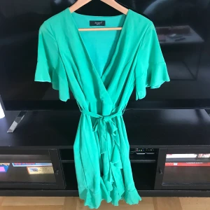 Grön klänning storlek S - Mycket söt på och sparsamt använd