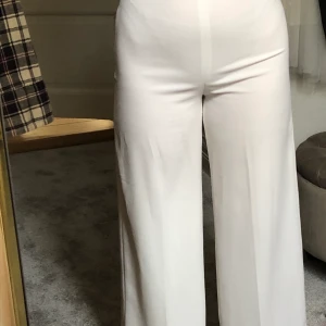 Vita kostymbyxor från zara - Vita, vida lite croppade kostymbyxor från zara. SKITSNYGGT till oversized blazer och klackar. 