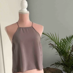 Brandy Melville spagetti strap blus - Supersöt blus från Brandy Melville. Aldrig använd! One size men passar bäst xs/s. Ordinarie pris 180kr. Köpare står för frakt.