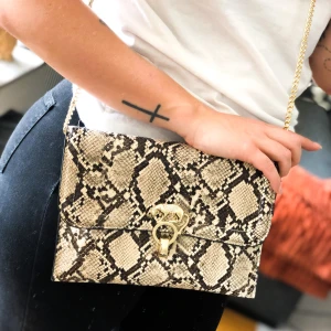 Handväska från Topshop - En helt ny, aldrig använd handväska 100kr eller bud (står ej för frakt) 