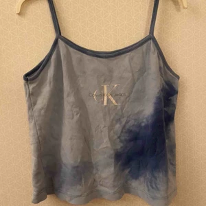 Calvin Klein linne - Calvin Klein vintage batik linne. Flowig och sjukt cool. Säljer bara för att den är för stor för mig. Möts upp i Stockholm eller så får du betala för frakten ❤️