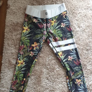 Stronger träningstights stl M - Stronger träningstights med ljuvligt blommönster.Stl M. Obetydligt använda