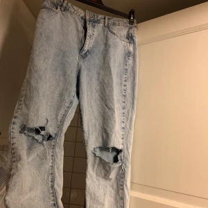 Gina tricot jeans - Säljer dessa mom jeansen från Gina, strl 42!                Säljer dem till det billiga priset då jag gjort egna hål på knäna och klippt dem nertill, är 160 cm och dem slutar vid mina fötter💕 frakten är inkluderad i priset!