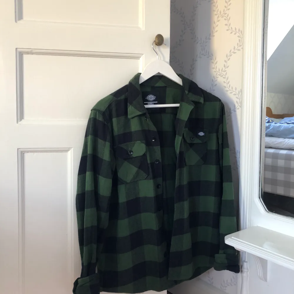 En svart och grön skjorta från Dickies. Passar som en stor S. 100% bomull och i gott skick.. Skjortor.