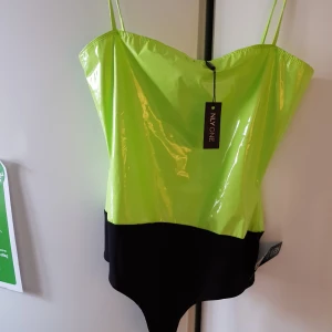 Nly neon grön body s - För liten för mig hann inte skicka tillbaka den. Strl s super snygg till festen . 240 med frakt 